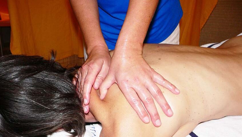 Seisiún suathaireachta le haghaidh osteochondrosis an dromlaigh cheirbheacsach